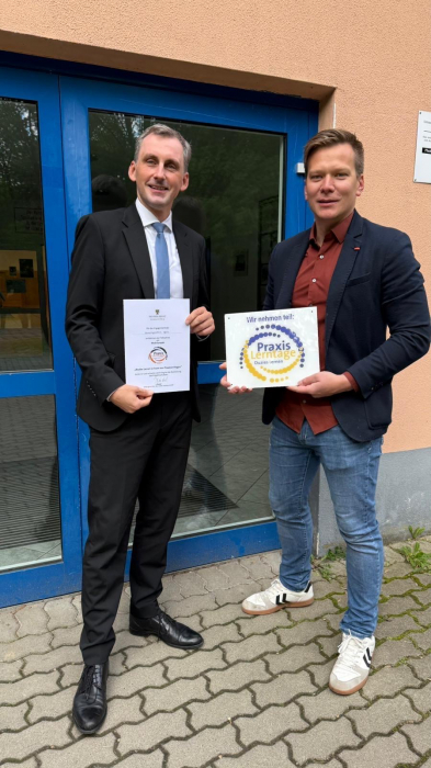 u_bergabe_plakette_plt.jpg